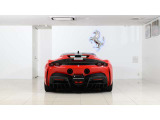 エクステリア随所に広がるカーボンファイバーが、SF90 Stradale Assetto Fioranoの軽量かつアグレッシブなキャラクターを強調。