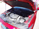 2.2L SKYACTIV-Dディーゼルターボ搭載車です。エンジンルームを確認できます。