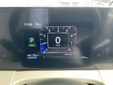 視認性の良いメーターパネルデザインです。ディスプレイに各種の情報、設定画面が見やすく表示されます。