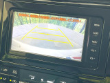 【バックカメラ】駐車時に後方がリアルタイム映像で確認できます。大型商業施設や立体駐車場での駐車時や、夜間のバック時に大活躍!運転スキルに関わらず、今や必須となった装備のひとつです!