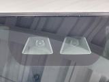 【スマートアシスト】走行中に前方の車両等を認識し、衝突しそうな時は警報とブレーキで衝突回避と被害軽減をアシスト。より安全にドライブをお楽しみいただけます。