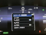 【レーンディパーチャーアラート】道路上の白線(黄線)をカメラで認識し、ドライバーがウインカー操作を行わずに車線を逸脱する可能性がある場合、ブザーとディスプレイ表示により注意を喚起サポートします。