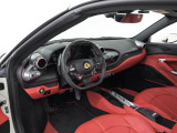 こちらは左ハンドルのお車でございます。内装色はRosso Ferrariを選択しております。
