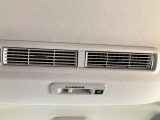 天井のファンで後席へ送風!空気を循環させることで後席に座る人を快適にします★