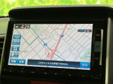 目的地設定もスムーズに行えるナビゲーションシステム。ドライブの計画も安心です。鮮明な画面表示で、運転に集中しながらも快適なカーライフをサポートします。