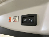 パワーバックドアは荷物の出し入れがしやすい優れものです!スイッチひとつで重いバックドアが締まります!日用品の大量買い出しにも大活躍します!
