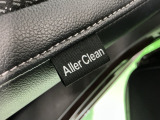 【カーテンエアバック】車両の側面衝突時に乗員の頭部を保護するために、ルーフサイド(天井)に格納されたエアバックも装備。