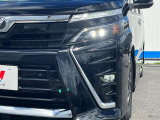 【LEDヘッドライト】悪天候や夜間走行時も良好な視界を確保し安心して運転できる高輝度LEDヘッドライトを装備!点灯速度が早く、消費電力も抑えられています。