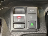 セレクトレバーの右に電子制御パーキングブレーキがあります。スイッチひとつで、停車した地点の傾斜などをシステムが検知・判断してブレーキ力を自動的に最適制御し、しっかり停車できるパーキングシステムです。