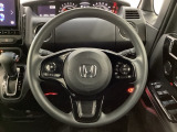 ハンドルにHondaセンシング系のクルーズコントロールやレーンキープアシストなどのスイッチと、オーディオの操作スイッチが装備されています。ハンドルから手を離さず安全に操作できます。