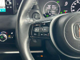 ステアリングリモコンです。運転中もハンドルから手を離すことなく音量のアップダウンが可能!