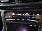 ★運転席と助手席側を独立して温度調節できるオートエアコンを標準装備。SYNCで左右の温度を同調させることも可能です。