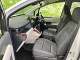 落ち着いた色調の室内空間は、上質な雰囲気を演出します。運転に集中できる、快適な空間です。