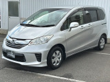 ディスチャージヘッドライト搭載メッキグリルがアクセントに!