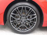 ENKEI製の専用アルミホイールを装着しています。タイヤサイズ F235/40R19 R265/35R19