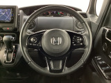 ハンドルにHondaセンシング系のクルーズコントロールやレーンキープアシストなどのスイッチと、オーディオの操作スイッチが装備されています。ハンドルから手を離さず安全に操作できます。