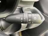 操作しやすいウインカーレバーで、安全な車線変更をサポート。直感的に操作でき、スムーズな運転を可能にします。