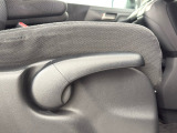 運転席シートにはシート座面の高さを調整できるシートリフターを装備しております。小柄な方でも適切なシートポジションがとれます。
