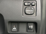 【電動格納ミラー】サイドミラーは電動格納式となっており、狭い駐車場でもキズがつくリスクを抑えられます。
