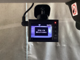 【別途SDカードの購入が必要です。また社外品は保証対象外となります。】運転中の映像・音声などを記録して、交通事故やトラブルが起きた時の正確な状況把握に役立つドライブレコーダーが装着済。