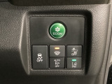 Hondaセンシング用の、VSA(ABS+TCS+横滑り抑制)解除と路外逸脱抑制機能のオンオフスイッチなどはハンドルの右側に装備しています。燃費に役立つECONボタンもここです。