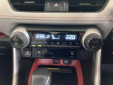 DUALスイッチを押すと運転席側と助手席側で別々に温度調節ができるエアコンです