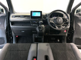 【前方視界】開放的な前方視界!運転がしやすく疲れにくいです♪窓が大きく、見通しがとっても良いおクルマですよ♪