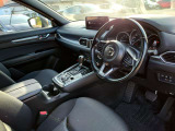視線移動が少なくドライビングに専念できるコックピット。運転中に必要な「走行情報」とそれ以外の「便利・快適情報」を明確に分けてあるので情報を得る時に迷いを少なくしています。