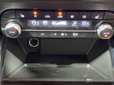 運転席と助手席で個別に温度設定ができるフルオートエアコンを装備。シートヒーターやステアリングヒーターも備え、寒い季節も快適です。上質感漂うダイヤルやスイッチ類を、ぜひ店頭でお確かめください。