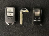 スマートキーを装備しています。鍵を差し込むことなくドアロックの開け閉めと、スタートボタン操作でのエンジンスタートができます。加えて、リモコンエンジンスターター用の操作キー(社外品)もついています。