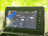 目的地までスムーズに導く、高精細な地図表示。渋滞情報など、運転に役立つ情報をリアルタイムで確認できます。長距離移動も安心です。