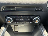 運転席と助手席で個別に温度設定ができるフルオートエアコンを装備。シートヒーターやステアリングヒーターも備え、寒い季節も快適です。上質感漂うダイヤルやスイッチ類を、ぜひ店頭でお確かめください。