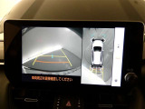 【全周囲モニター】車を上空から見下ろしたような映像をカーナビ画面に映し出し、車庫入れや縦列駐車をサポートしてくれます。