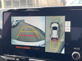 【パノラミックビューモニター】専用のカメラにより、上から見下ろしたような視点で360度クルマの周囲を確認することができます☆死角部分も確認しやすく、狭い場所での切り返しや駐車もスムーズに行えます。