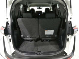 サードシートを格納すると大きな荷台スペースとなります サードシートを起こした状態でも荷物はもちろん詰めます 使用用途に応じてアレンジしてください