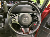 握りやすい形状のステアリングは、運転操作を快適にします。オーディオや通話機能など、便利な操作スイッチも備わっています。
