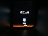 【パーキングセンサー】センサーが周辺の障害物を検知。音とディスプレー表示で障害物との距離をお知らせし、ドライバーに注意を促します。バックでの駐車時や狭い駐車場での出庫時などに役立ちます。