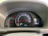視認性の高いメーター類で、運転に必要な情報を的確に把握できます。速度や回転数を一目で確認でき、安全運転をサポートする構成です。