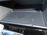 スマートフォンを置くだけで手軽に充電できるワイヤレス充電(Qi)機能を搭載!面倒なコードの抜き差しが不要で、ドライブ中も車内をすっきり保てます。毎日の通勤や長距離移動を便利にする先進の快適装備です。