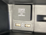 助手席前には横長のトレーとアクセサリーソケットがついています。その下に充電可能なUSB端子が2個ついていますので、手前のトレーにスマートフォンを置いて移動中でも充電できるので便利です。