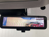 【インテリジェント ルームミラー】車両後方のカメラ映像をミラー面に映し出すので、車内の状況や、天候などに影響されずいつでもクリアな後方視界が得られます!