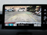バックカメラの画像です。ガイドラインがスムースな車庫入れをサポートいたします。車庫入れの安心感がアップしますね。
