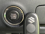 【キーレススタートシステム】カバンやポケットに入れたままでもドアの施錠・解錠が可能なスマートキーを装備。エンジンのオン・オフ時もカギを取り出す必要が無いからとっても便利です♪