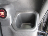 運転席右側のドリンクホルダーです。