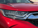 シャープなデザインの明るくて長寿命のLEDヘッドライト採用