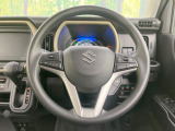 インテリアに合わせたデザインのステアリングは、運転される方のことも考え、運転しやすい形状、大きさです。是非一度、実際に触ってお確かめください。