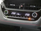 【オートエアコン】車内温度を感知して自動で温度調整をしてくれるのでいつでも快適な車内空間を創り上げます!どの席に座っても快適なドライブが楽しめます♪