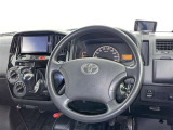 運転席まわりです。 各操作スイッチは使いやすい位置に配置されてます。