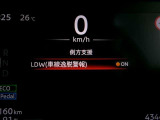 車線逸脱警報は、走行車線から逸脱しそうな場合にメーター内の警告灯とブザーで危険回避を知らせてくれる安全機能です♪