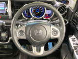 【純正革巻きステアリング】上質な革を使用することで、手にしっかり馴染みとても運転しやすいハンドルです♪